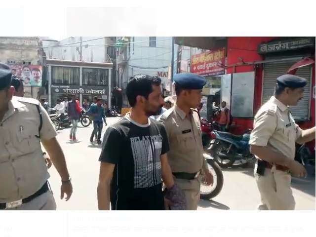 दुकानदार ने पुलिसकर्मी से की गाली गलौच, फिर पुलिस ने ऐसे निकाला बीच राह जुलूस