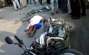 बाइक सवार को ट्रेलर ने मारी टक्कर, तीन युवकों की मौके पर ही मौत