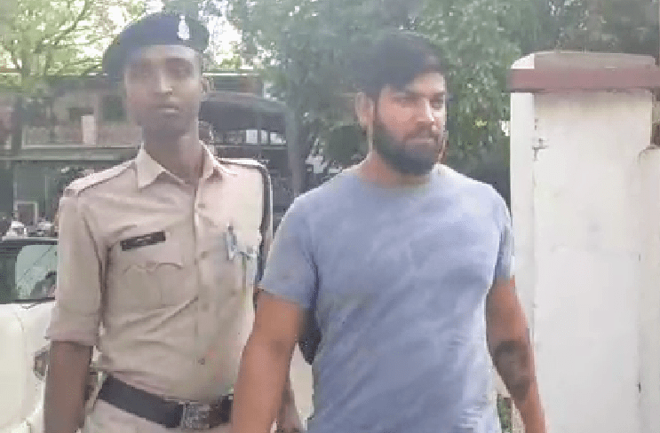 गिरफ्त में सूदखोर रोहित तोमर, पुलिस ने कराया परेड