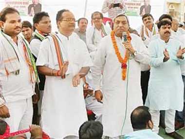 भोपाल में दिग्विजय सिंह के लिए विधायक सत्यनारायण शर्मा ने मांगा जनता से वोट, कांग्रेस के पक्ष में वोट डालने की अपील
