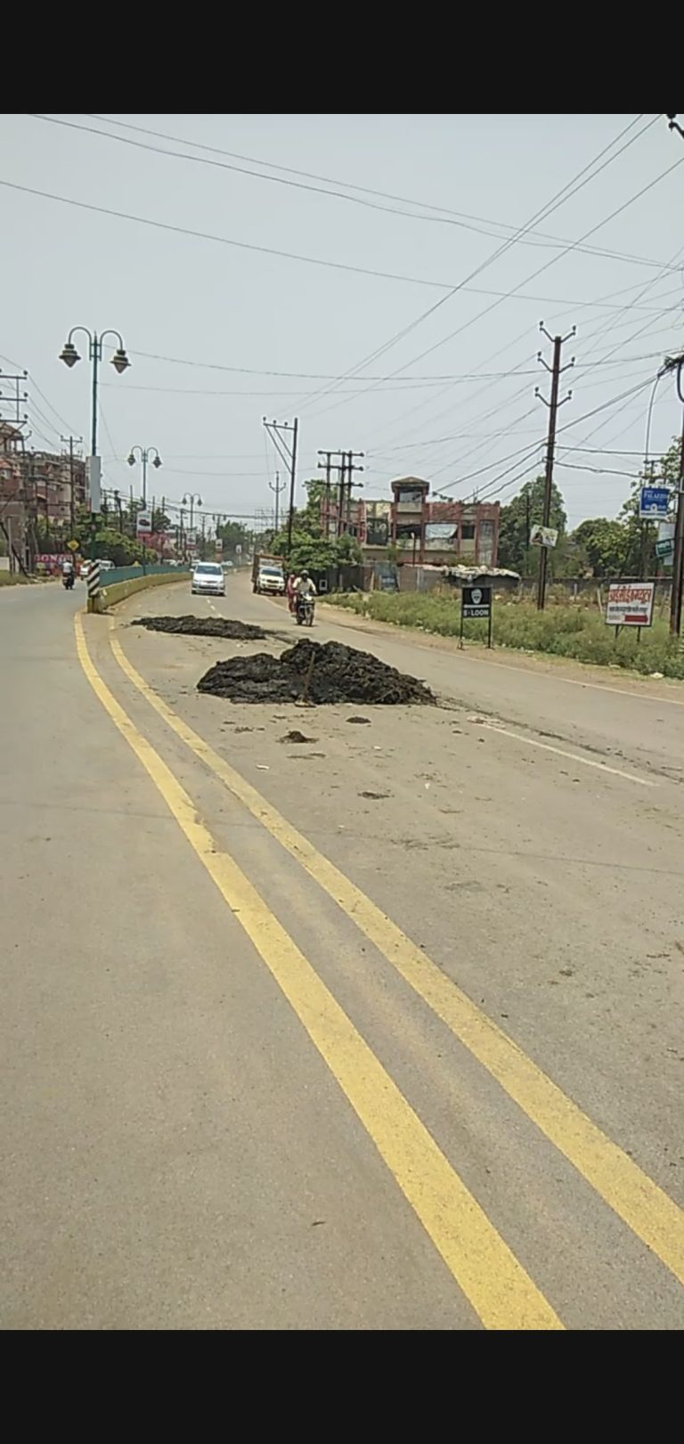 पेटू तालाब का कचरा और मलबा सड़क पर, ठेकेदार की लापरवाही के कारण रहवासी परेशान