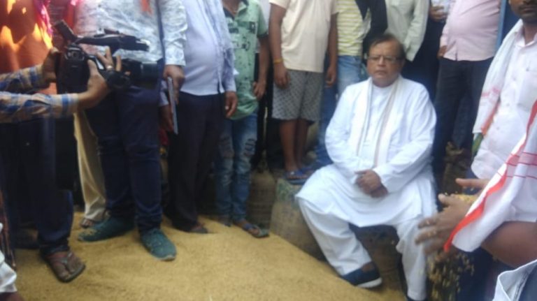 व्यापारी मनमाने दर से कृषि मंडी में कर रहे धान की खरीदी, विधायक के फटकार लगाने के बाद बढ़ाई रेट
