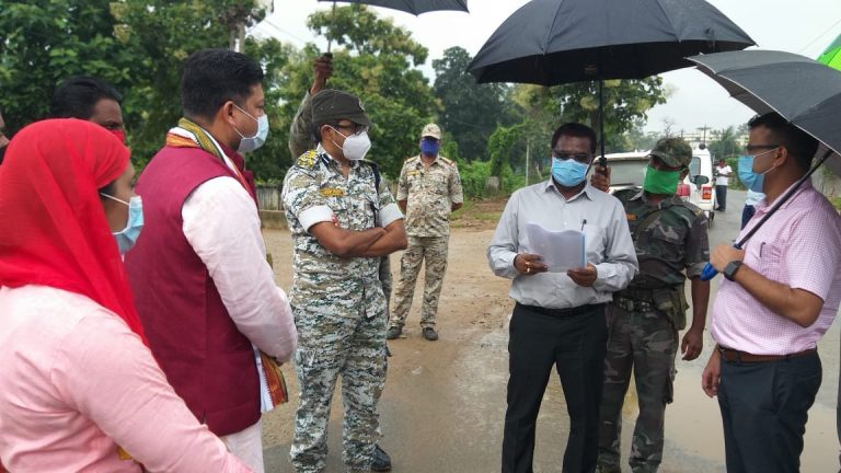 बाढ़ ग्रस्त इलाके का दौरा करने सुकमा पहुंचे बस्तर कमिश्नर व आईजी