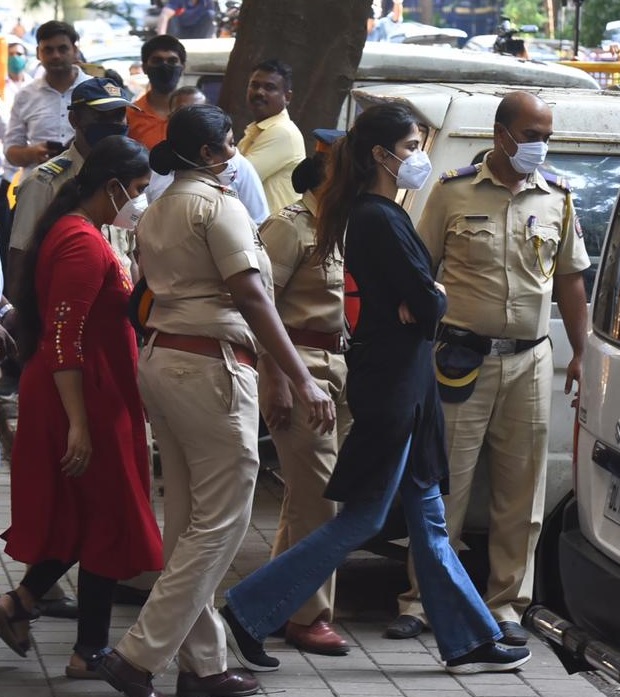 रिया चक्रवर्ती को गिरफ्तार होने पर भी नहीं है कोई गम…एक्ट्रेस ने की ऐसी हरकत की लोग हुए हैरान…जानें पूरी खबर