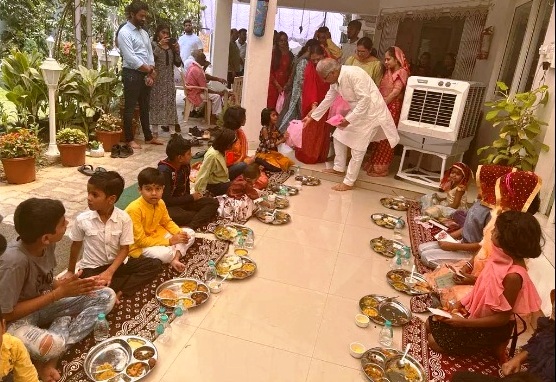 रामनवमी और नवरात्र के मौके पर मुख्यमंत्री ने पूजा अर्चना कर सपरिवार कराया कन्या भोज