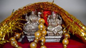 घर के मंदिर में किस धातु की मूर्ति को रखना चाहिए, माना जाता है अशुद्ध