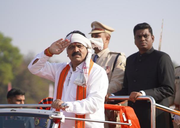 उप मुख्यमंत्री विजय शर्मा ने जगदलपुर में किया ध्वजारोहण