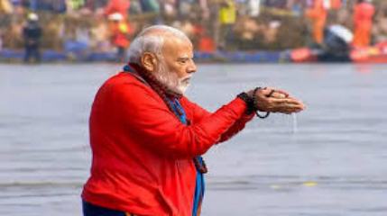महाकुंभ: प्रधानमंत्री नरेंद्र मोदी ने संगम में लगाई आस्था की डुबकी
