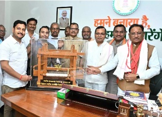 छत्तीसगढ़ बुनकर समाज के प्रतिनिधिमंडल ने मुख्यमंत्री साय से की सौजन्य भेंट