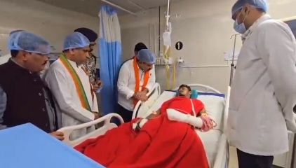 IED ब्लास्ट में घायल प्रमोद ककेम से मिले गृहमंत्री विजय शर्मा, स्वास्थ्य की जानकारी ली