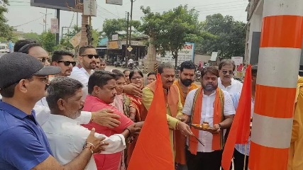 नवरात्रि पर विधायक इंद्रकुमार साहू ने फहराया भगवा ध्वज