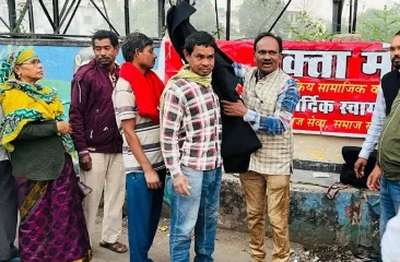 वक्ता मंच ने शीतलहर में जरूरतमंदों को बांटे 101 कंबल