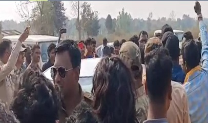 पिपलावंड में खनन के खिलाफ ग्रामीणों का उग्र विरोध, लोक सुनवाई में अधिकारियों का घेराव