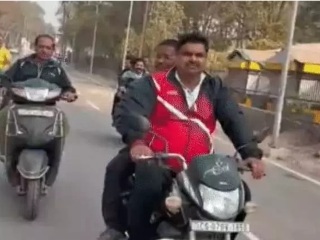 मंत्री गजेंद्र यादव का बिना हेलमेट बाइक चलाने का विवाद
