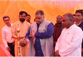 अम्बिकापुर के विश्वकर्मा मंदिर में पर्यटन एवं संस्कृति मंत्री राजेश अग्रवाल की पूजा-अर्चना