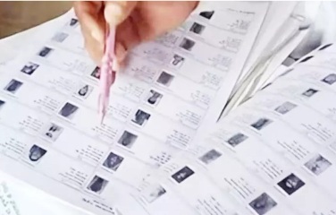 कलेक्टर ने राजनीतिक दलों के प्रतिधियों को विधानसभा क्षेत्र राजिम एवं बिन्द्रानवागढ़ की मतदाता सूची की प्रतियां सौंपी