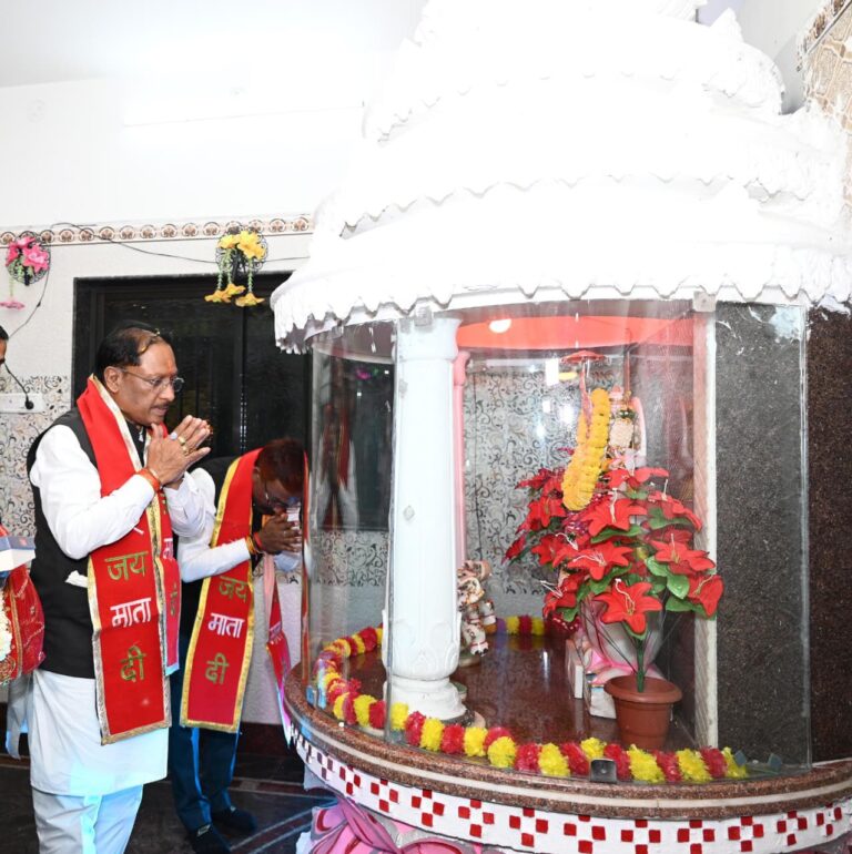 CM विष्णुदेव साय ने महालक्ष्मी मंदिर में की पूजा-अर्चना, प्रदेशवासियों की सुख-समृद्धि कामना की