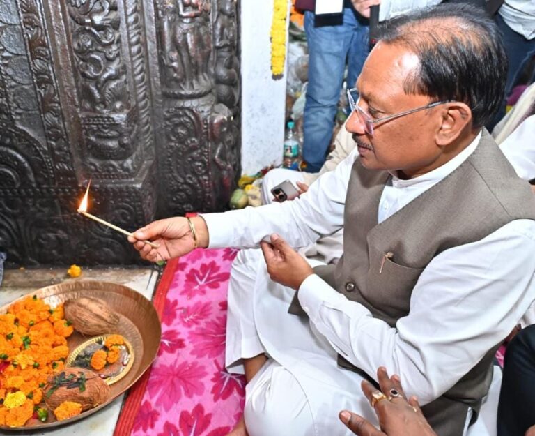 मुख्यमंत्री विष्णुदेव साय ने भगवान राजीव लोचन एवं कुलेश्वरनाथ महादेव मंदिर में की पूजा अर्चना : महानदी महाआरती में हुए शामिल, छत्तीसगढ़ की समृद्धि की प्रार्थना की