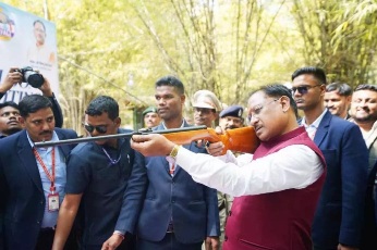 10 रुपए का टिकट, बड़ा संदेश: मुख्यमंत्री साय ने मयाली नेचर कैंप में लिया एडवेंचर स्पोर्ट्स का आनंद