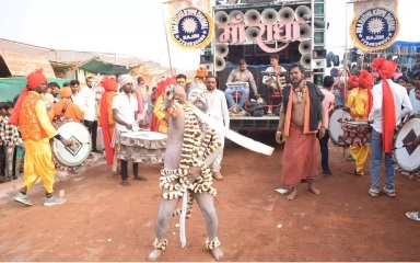 राजिम कुंभ कल्प में शाही शोभायात्रा: हजारों श्रद्धालुओं की मौजूदगी में नागा साधुओं का शौर्य और आस्था का संगम