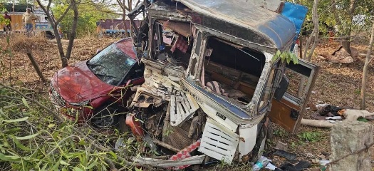 जगदलपुर में भीषण सड़क हादसा: तेज रफ्तार ने ली ट्रक चालक की जान, 6 घायल