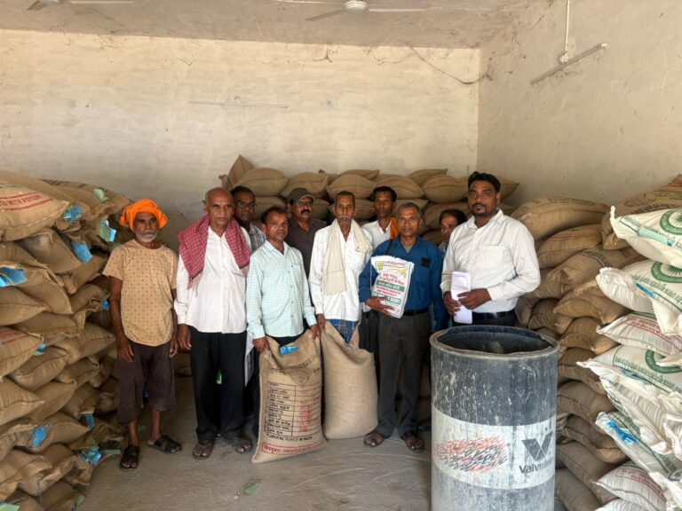 खरीफ सीजन के लिए खाद-बीज का पर्याप्त भंडारण ,वितरण में गड़बड़ी पर प्रशासन सख्त, 8 केंद्रों पर बैन