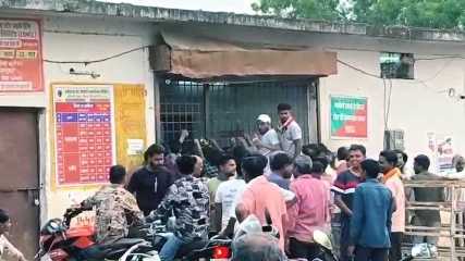 खैरागढ़ की सरकारी शराब दुकान पर फिर सवाल: ओवररेटिंग, अव्यवस्था और दबंगई के आरोप, ग्राहकों से प्रति बोतल 10 रुपए अतिरिक्त वसूली की शिकायत