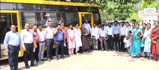 सुशासन तिहार में प्रशासन की नई पहल : बस से पहुंचे अधिकारी, ईंधन बचत के साथ पर्यावरण संरक्षण का दिया संदेश
