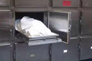 मुर्दाघर में चोरी: मासूम के शव से गायब हुआ सोने का लॉकेट, सड़क हादसे के बाद परिजनों में आक्रोश