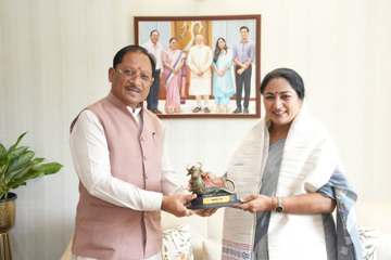 छत्तीसगढ़ के मुख्यमंत्री विष्णु देव साय ने आज नई दिल्ली में दिल्ली की मुख्यमंत्री रेखा गुप्ता से उनके निवास पर सौजन्य भेंट की।