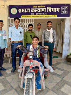 सुशासन तिहार बना उम्मीद की नई राह: 85% दिव्यांग मनुराज को मिली मोटराइज्ड ट्राइसाइकिल, अब शिक्षा और आत्मनिर्भरता के सपनों को मिलेगी उड़ान