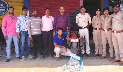 दोपहिया वाहन से अवैध शराब तस्करी का भंडाफोड़