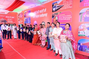 फोटो प्रदर्शनी में उमड़ा जनसैलाब, विद्यार्थियों ने जाना आत्मनिर्भर भारत का विजन