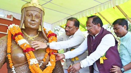 मुख्यमंत्री विष्णुदेव साय ने वीरांगना रानी दुर्गावती के बलिदान दिवस के अवसर पर उनकी प्रतिमा पर माल्यार्पण कर किया नमन