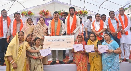 सुशासन तिहार 2026: गोपालपुर समाधान शिविर में 17 पंचायतों के हजारों ग्रामीणों को मिली राहत, प्रभारी मंत्री लखन लाल देवांगन ने बांटे हितलाभ