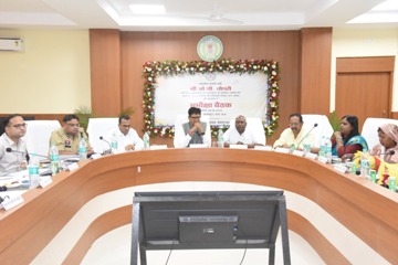 किसानों को समय पर खाद-बीज उपलब्ध कराने, राजस्व प्रकरणों के त्वरित निराकरण और सुशासन तिहार के आवेदनों के शीघ्र समाधान के निर्देश