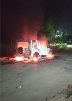 घर के बाहर खड़ी गाड़ी में बदमाशों ने लगाई आग: लोगों में मची अफरा-तफरी, जांच में जुटी पुलिस