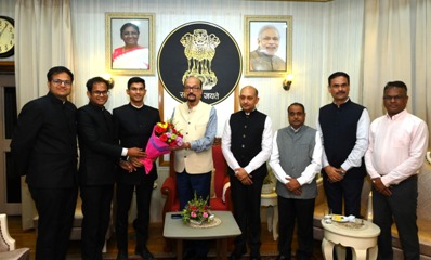 लोकभवन में परिवीक्षाधीन आईएएस अधिकारियों ने राज्यपाल रमेन डेका से की सौजन्य भेंट