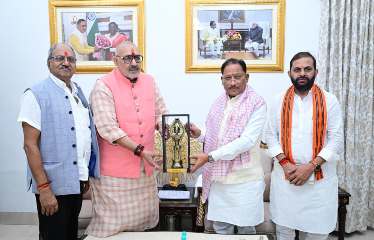 केंद्रीय मंत्री गिरिराज सिंह ने मुख्यमंत्री विष्णुदेव साय से की सौजन्य भेंट