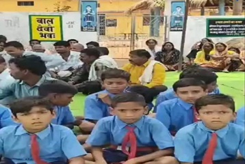 शाला प्रवेश उत्सव पर फूटा ग्रामीणों का आक्रोश: 99 बच्चों के लिए सिर्फ एक शिक्षक, स्कूल में ताला लगाकर धरने पर बैठे अभिभावक