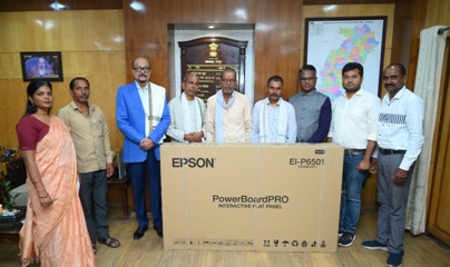 राज्यपाल रमेन डेका ने लोकभवन में बेमेतरा जिले के ग्राम मरका के स्कूल के लिए डिजिटल बोर्ड प्रदान किया