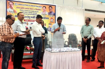 आवास मेला-2025 के लक्की ड्रॉ में बरसी खुशियों की सौगात, पूजा बरेठ ने जीती मारुति स्विफ्ट कार