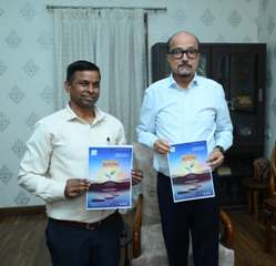 प्रकाशित पत्रिका “प्रारंभ” का राज्यपाल रमेन डेका ने किया विमोचन