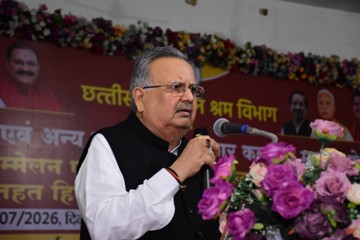 विधानसभा अध्यक्ष डॉ. रमन सिंह श्रमिक सम्मलेन एवं श्रम विभाग की जनकल्याणकारी योजनाओं के तहत हितग्राहियों के राशि वितरण कार्यक्रम में हुए शामिल