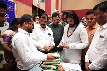 अरपा-बिहान विष्णुभोग चावल की बढ़ी मांग, 30 मिनट में 45 हजार से अधिक की बिक्री, 200 किलो खरीदकर पंकज तिवारी बने सबसे बड़े खरीदार