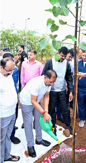 मुख्यमंत्री विष्णु देव साय ने ‘एक पेड़ माँ के नाम’ अभियान के तहत किया पौधारोपण