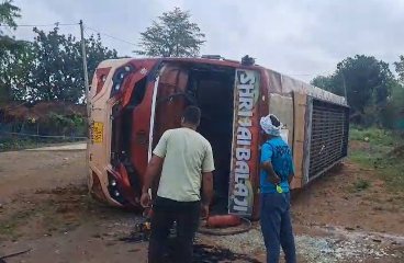 जशपुर में बड़ा सड़क हादसा: झारखंड से कोरबा जा रही यात्री बस पलटी, 10 घायल, एक महिला की हालत गंभीर
