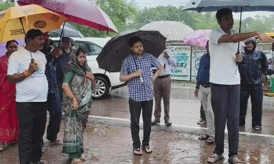 बारिश के बीच छाता लेकर सड़कों पर उतरे महापौर, कलेक्टर और आयुक्त, जलभराव वाले इलाकों का किया निरीक्षण