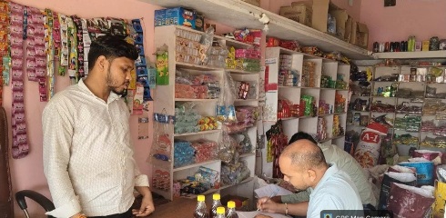 होटलों और किराना प्रतिष्ठानों पर खाद्य विभाग की सख्ती, जांच अभियान में अनियमितता मिलने पर नोटिस जारी