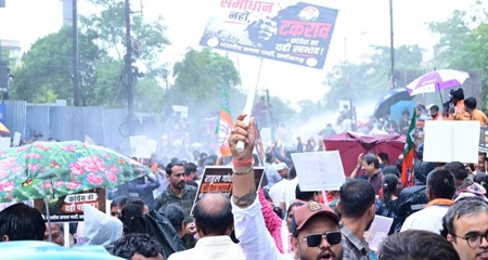 भाजपा रैली में बवाल: 12 कांग्रेस नेताओं समेत अन्य कार्यकर्ताओं पर दूसरी एफआईआर, पुलिस पर पथराव और बोतलें फेंकने का आरोप